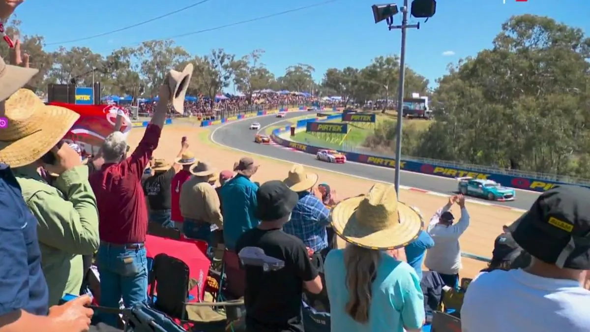 Touring cars on the Mount Panorama racing circuit